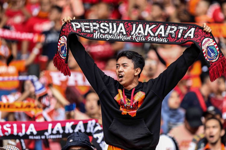 Suporter Persija Jakarta memberikan dukungan pada laga pekan kedelapan Liga 1 2019 di Stadion Utama Gelora Bung Karno, Jakarta, Rabu (10/7/2019). Persija Jakarta bermain imbang dengan skor 1-1 melawan Persib Bandung.