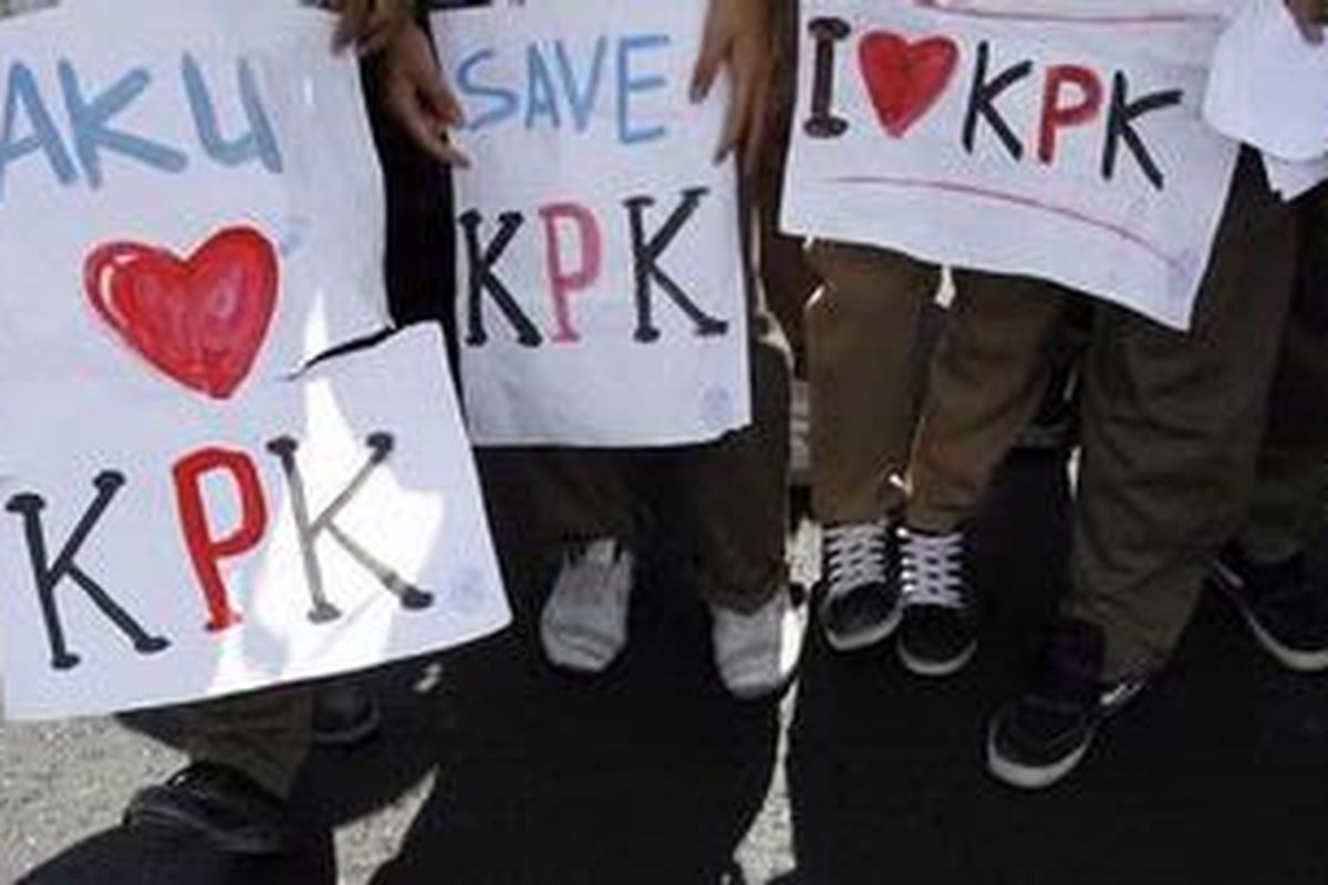 Sejumlah pelajar mengikuti aksi unjuk rasa di perempatan Pos Besar Kota Yogyakarta, DI Yogyakarta, Rabu (12/10/2011). Aksi yang diikuti oleh ratusan pelajar dari Ikatan Pelajar Muhammadiyah (IPM) dan Ikatan Mahasiswa Muhammadiyah (IMM) Yogyakarta tersebut menyatakan mendukung Komisi Pemberantasan Korupsi (KPK) untuk melakukan pemberantasan korupsi dan menolak segala bentuk pelemahan serta kriminalisasi terhadap KPK. 