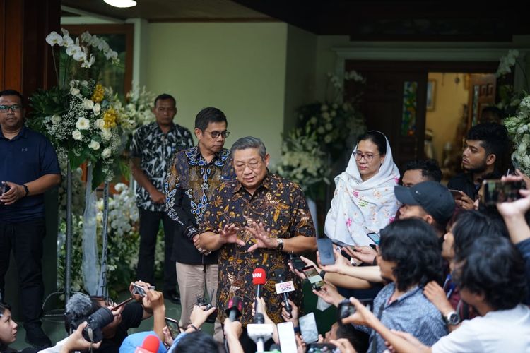 Presiden ke-6 RI Susilo Bambang Yudhoyono memberikan keterangan pers setelah menerima calon presiden nomor urut 02 Prabowo Subianto, Senin (3/6/2019), di Puri Cikeas, Jawa Barat.