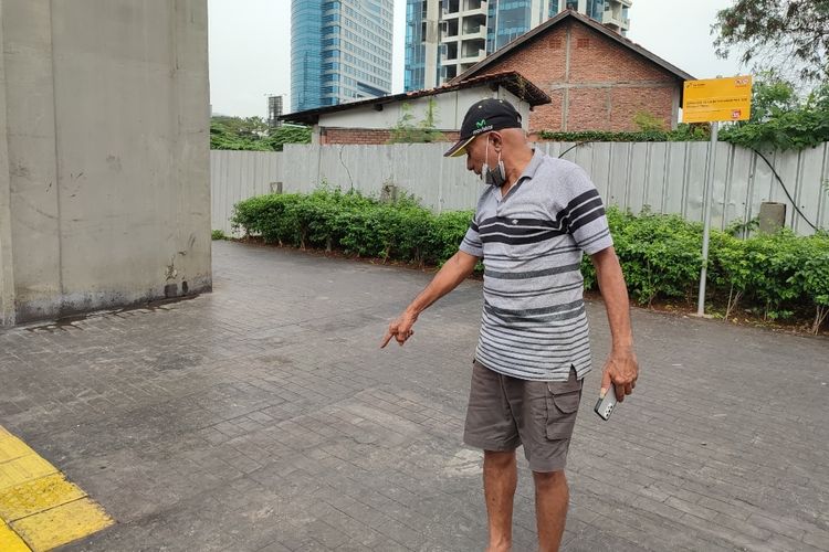 Ketua RW 02 Kuningan Barat, Eddy Latuheru saat menunjukkan lokasi seorang pemulung ditemukan tergeletak bersimbah darah di di trotoar Jalan Gatot Subroto, Kuningan Barat, Mampang Prapatan, Jakarta Selatan, Selasa (5/7/2022) malam. 