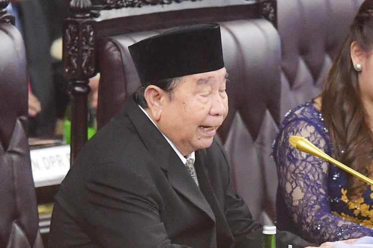 Anggota DPR Tertua Abdul Wahab Dalimunthe menjadi pimpinan DPR sementara saat pelantikan anggota Dewan Perwakilan Rakyat (DPR) periode 2019-2024 di Ruang Rapat Paripurna, Kompleks Parlemen, Senayan, Jakarta, Selasa, (1/10/2019). Sebanyak 575 anggota DPR terpilih dan 136 orang anggota DPD terpilih diambil sumpahnya pada pelantikan tersebut. 