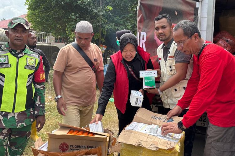 Mantan Mensos Tri Rismaharini saat mengunjungi wilayah terdampak banjir di Aceh, Kamis (4/12/2025).
