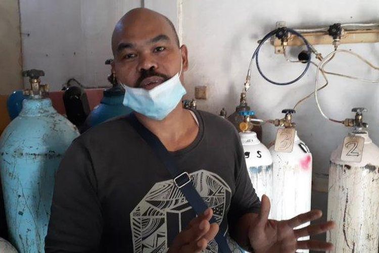 Dani, pengusaha depot isi ulang oksigen di Jalan JLS, dekat simpang Muncul, Setu, Tangsel, Rabu (30/6/2021).