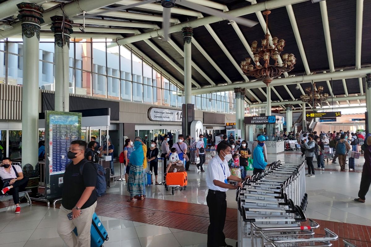 Suasana para penumpang pesawat saat memenuhi area kedatangan Terminal 1, Bandara Soekarno-Hatta, Jumat (6/5/2022).