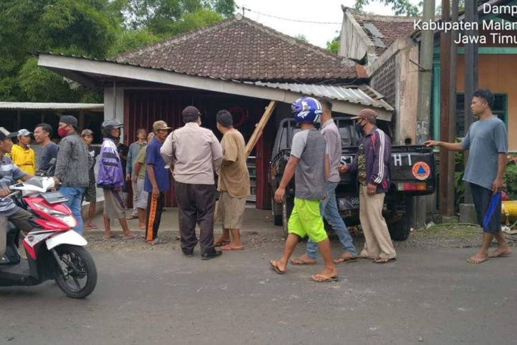 Warga setempat datang hendak menolong peristiwa kecalakaan yang menewaskan satu orang di Kecamatan Dampit, Kabupaten Malang.
