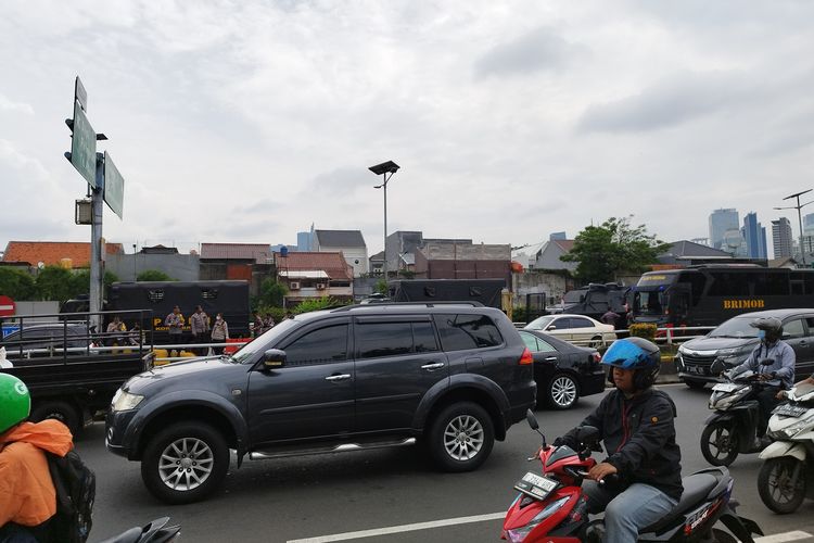 Sejumlah polisi berjaga di jalan Tol Dalam Kota (Dalkot) guna mencegah massa Asosiasi Kepala Desa Indonesia (APDESI) memblokade arus lalu lintas saat demo, Selasa (6/2/2024).
