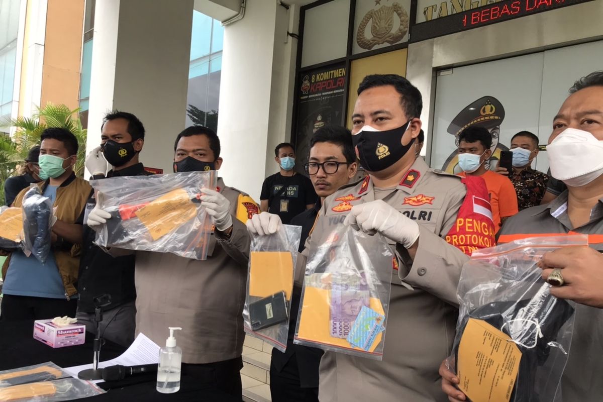 Kapolres Tangerang Selatan, AKBP Iman Imanuddin bersama Kasat Reskrim Polres Metro Tangerang Selatan, Kepala Satuan Reserse Kriminal Polres Tangerang Selatan, AKP Angga Surya, dan Kapolsek Serpong, Kompol Yudi Permadi merilis kasus pembunuhan pasangan suami istri di BSD berinisial KEN (84) dan NS (53) di Mapolres Tangerang Selatan, Minggu (14/3/2021).