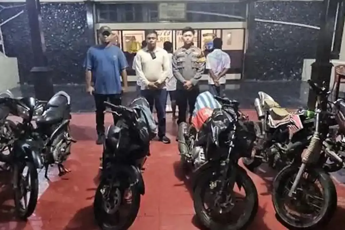 KONVOI REMAJA RAYAKAN KELULUSAN - Tampak para pelajar yang diamankan di Polres Nabire karena telah merayakan kelulusan sekolah dengan mengibarkan bendera bintang kejora, Senin (4/5/2026) malam. Foto TribunPapuaTengah.com, Calvin Louis Erari 