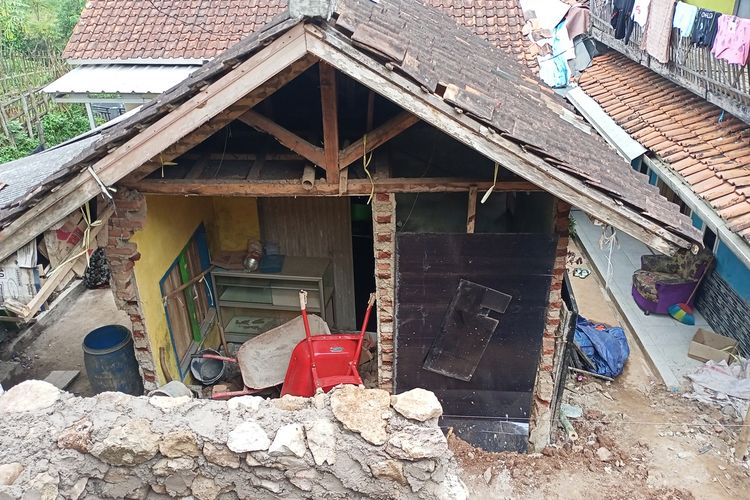 Kondisi bagian belakang rumah Ohin (62) warga Kampung Huut RT 04 RW 08 Desa Bojong, Kecamatan Nagreg, Kabupaten Bandung pasca longsor yang terjadi Minggu 13 Maret 2022 lalu.