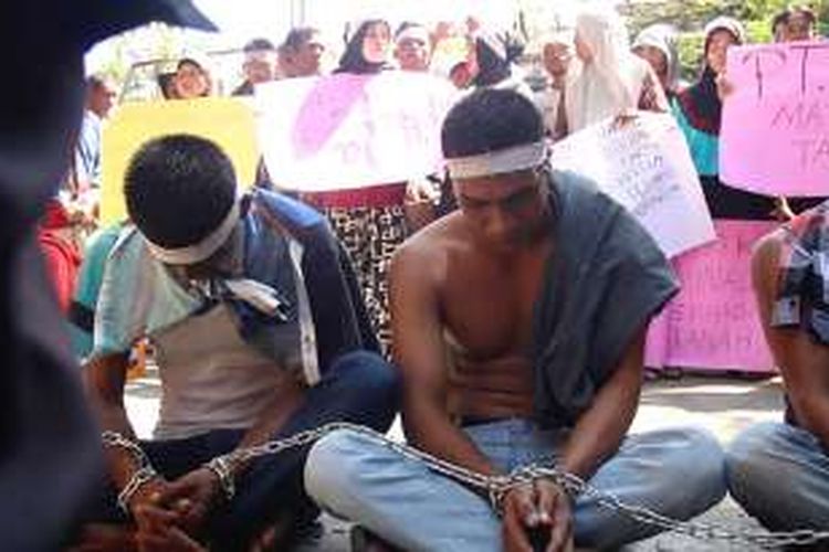 Ratusan warga dari Desa Cot Mee dan Cot Rambong, Kecamatan Kuala Pesisir, Nagan Raya, Aceh, kembali melakukan aksi demonstrasi di depan pintu gerbang kantor Pengadilan Negeri Meulaboh, Kamis (28/4/2016).