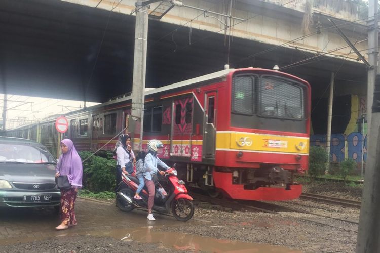 Pelintasan kereta api liar yang hanya berjarak 150 meter dari peron Stasiun Rawabuntu, Tangerang Selatan, kerap digunakan pengendara sepeda motor maupun mobil untuk melintas dari dan menuju Stasiun Rawabuntu. Padahal, perlintasan tersebut sangat membahayakan nyawa para pengendara, Senin (10/12/2018).