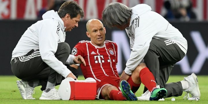 Arjen Robben mendapatkan perawatan saat mengalami cedera pada pertandingan pertama semifinal Liga Champions antara Bayern Muenchen dan Real Madrid di Allianz Arena, Rabu (25/4/2018).