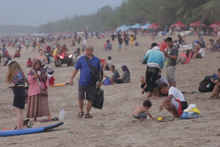 Ilustrasi: Sebelum pandemi Covid-19, Pantai Kuta di Bali dipadati wisatawan.