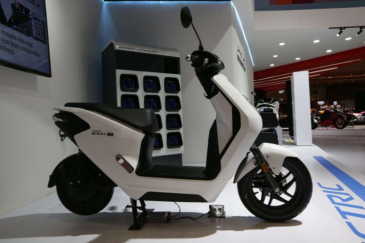 Motor listrik Honda EM1 e: dipamerkan di ajang Indonesia International Motor Show (IIMS) 2023 di JIExpo, Kemayoran, Jakarta Pusat, Minggu (19/2/2023). Motor listrik ini telah mengusung Honda Mobile Power Pack e:, yaitu teknologi baterai terbaru yang dapat ditukar dengan mudah, dan bisa melakukan pengisian daya di rumah.