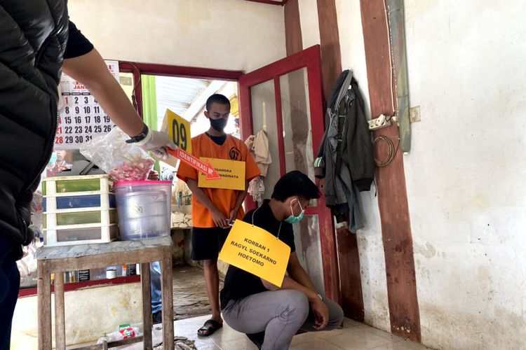 Reka ulang kasus pembunuhan dua perempuan di shelter hewan Jalan Sulawesi, Kelurahan Karangtengah, Kecamatan Sananwetan, Kota Blitar, Jumat (20/1/2024)
