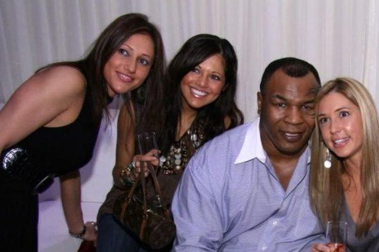 Mike Tyson dan para wanita penggemar