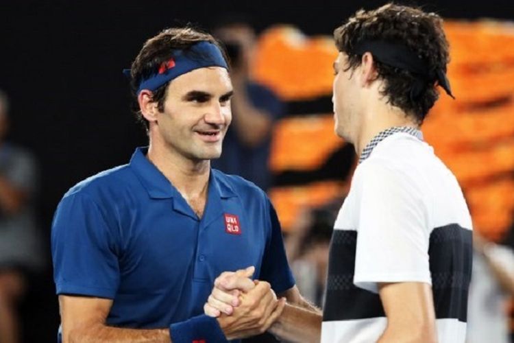 Roger Federer menyalami Taylor Fritz seusai berlaga di Australian Open 2019, 18 Januari 2019. 