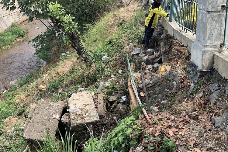Trotoar Ambles di Ciracas Jaktim, Fondasi Longsor ke Kali hingga Pagar Nyaris Roboh