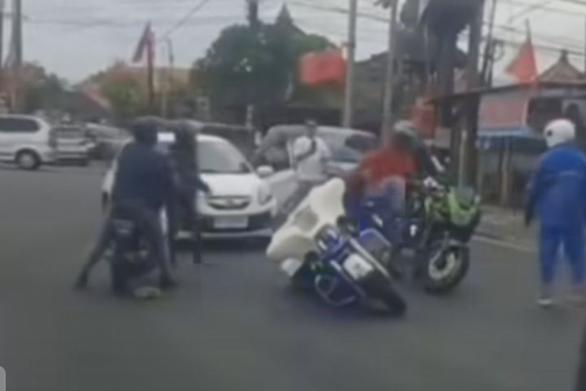 Pengendara sepeda motor berkelahi di jalan
