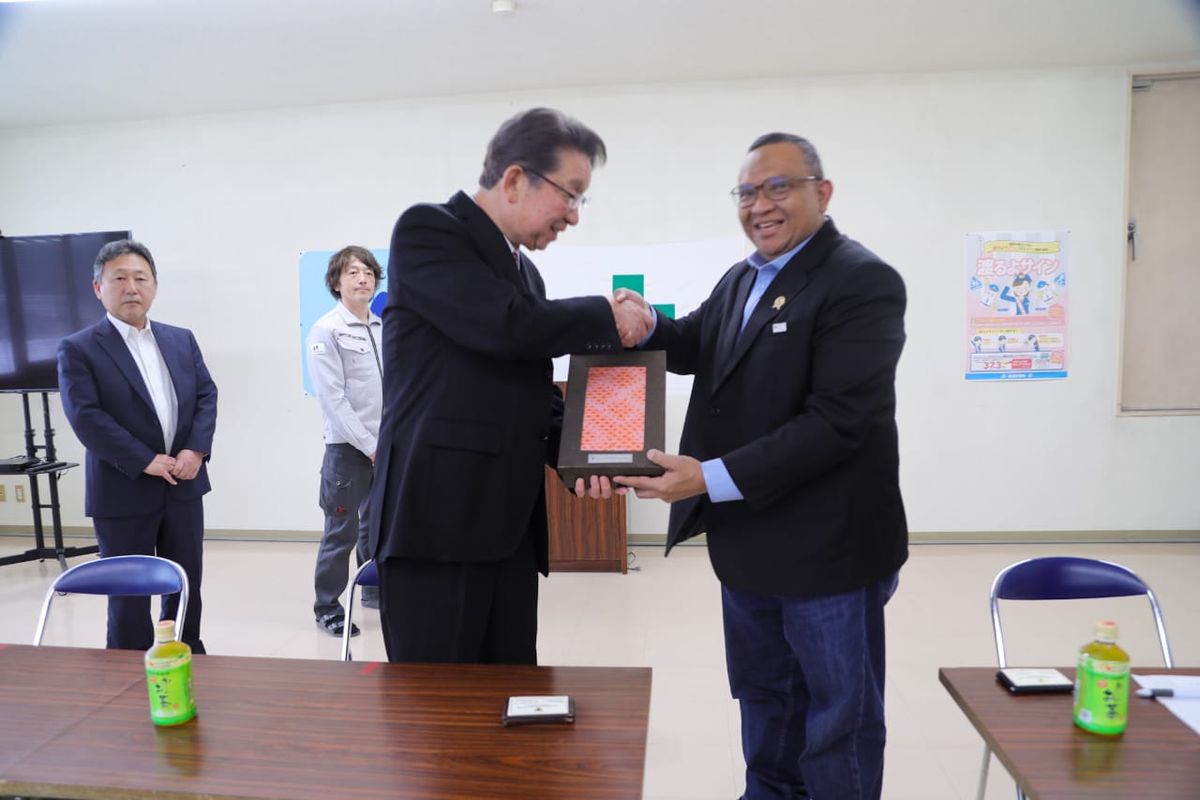 Wakil Menteri Ketenagakerjaan (Wamenaker) Afriansyah Noor saat melakukan kunjungan ke perusahaan Morishita di Yuzawa, Prefektur Niigita, Jepang, Rabu (6/3/2024).