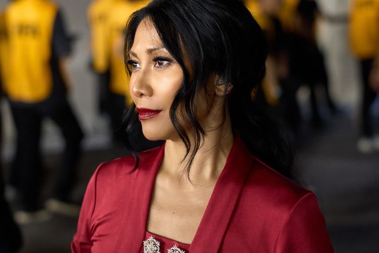 Gaya Anggun C. Sasmi Saat Tampil di Final FIFA ASEAN Cup 2026, Berkebaya Merah