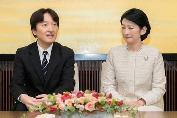 Pangeran Akishino (Kiri) Jepang dan istrinya, Puteri Kiko, pada konferensi pers menjelang ulang tahun ke-53 di kediaman Pangeran di Tokyo. Foto ini diambil pada 29 November 2018. (AFP/Badan Rumah Tangga Kekaisaran).