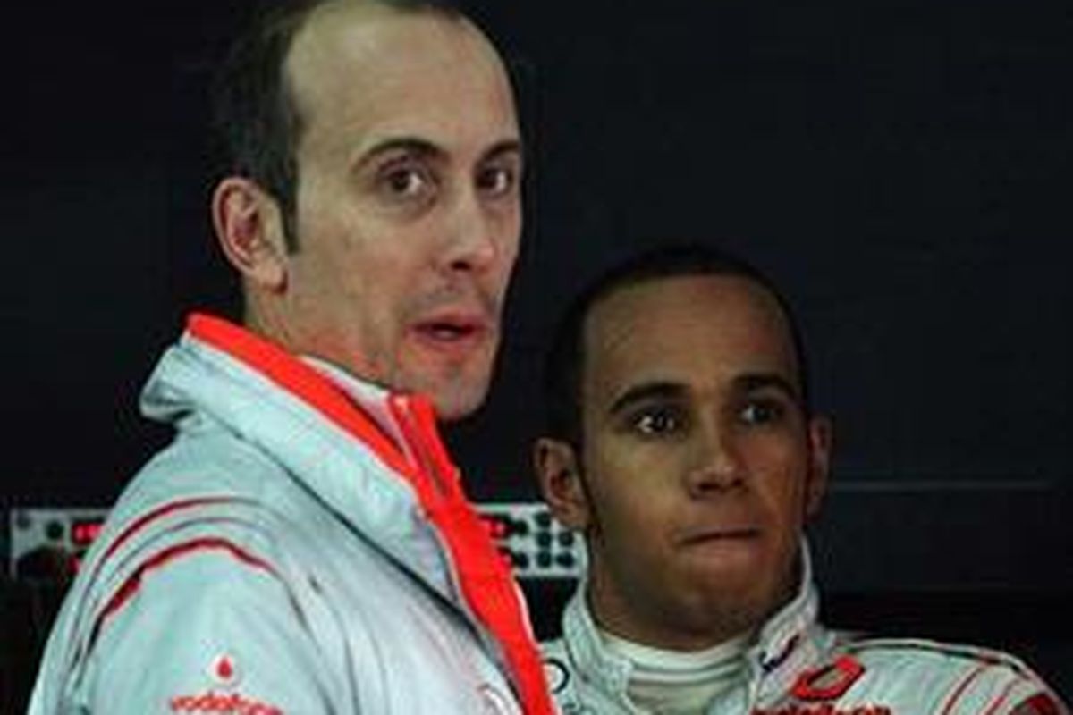 Lewis Hamilton (kanan)