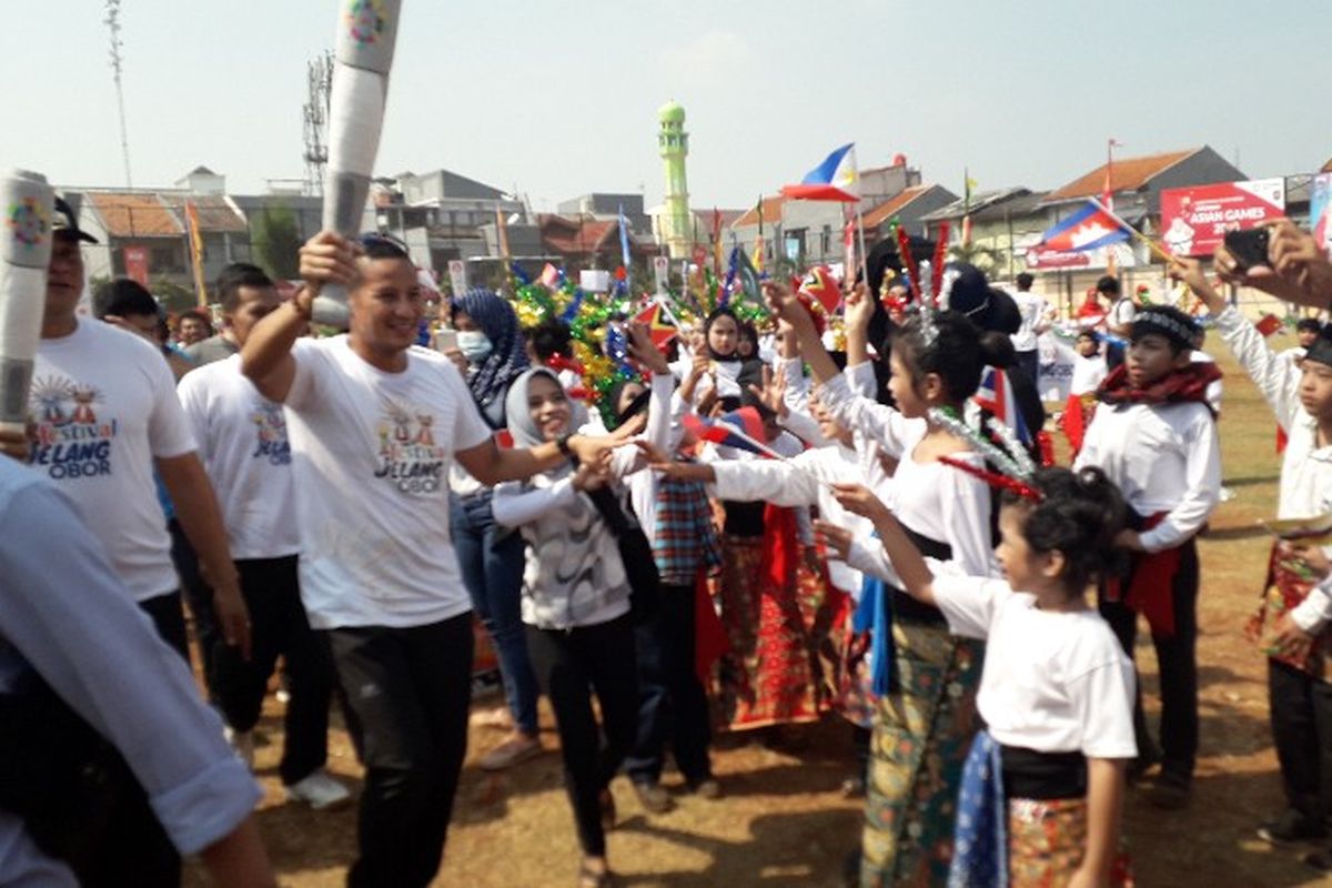 Wakil Gubernur DKI Jakarta Sandiaga Uno membawa replika obor Asian Games 2018 di Lapangan Kemayoran, Jakarta Pusat pada Minggu (8/7/2018).