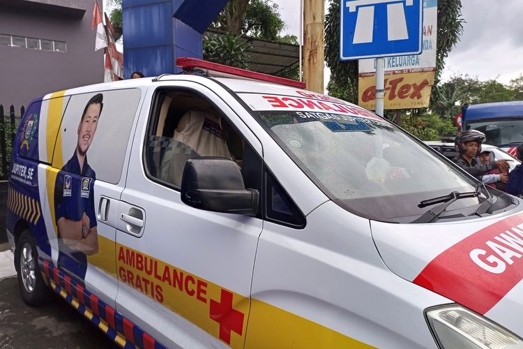 Mobil ambulans berstiker Partai Nasdem melawan arus lalu lintas di Jalur Puncak Bogor, Jawa Barat, Jumat (23/12/2022).