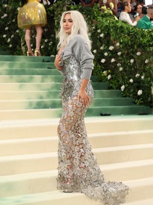 Selebritas Kim Kardashian saat menghadiri karpet merah Met Gala 2024 di New York, AS, Senin (6/5/2024) malam waktu setempat.