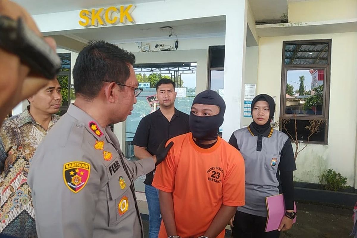 Kapolres Bangkalan, AKBP Febri Isman Jaya saat berbincang dengan pelaku pencabulan siswi di Bangkalan, Jumat (26/1/2024). Pelaku mencabuli korban sebanyak 7 kali.