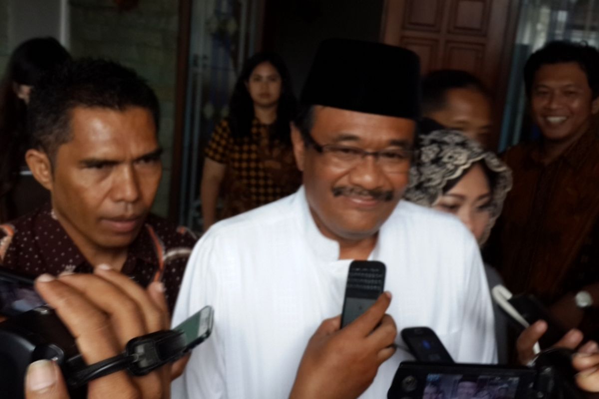 Wakil Gubernur DKI Jakarta Djarot Saiful Hidayat saat berada di kediaman KH Hasyim Muzadi di Pondok Pesantren Al-Hikam, Kota Malang, Jumat (10/3/2017)