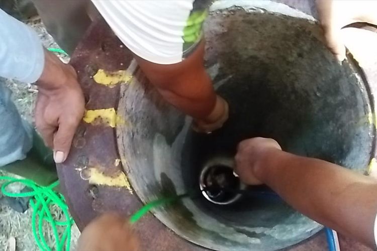 Evakuasi bocah tiga tahun yang terperosok didalam lubang paku bumi di Pelabuhan Tanjung Api-api, Kabupaten Banyuasin, Sumatera Selatan, Rabu (10/7/2019).
