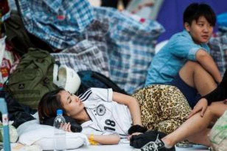 Seorang demonstran tidur di jalanan sebagai bagian dari aksi duduk untuk menuntut pemilihan umum terbuka di Hongkong.