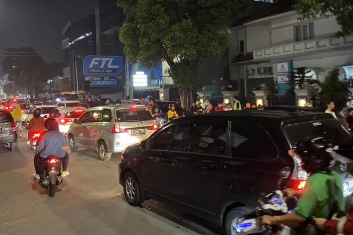 Situasi lalu lintas di tepat di belakang gedung Sarinah, Jalan Agus Salim, Jakarta Pusat pada Senin (1/1/2024), macet. 