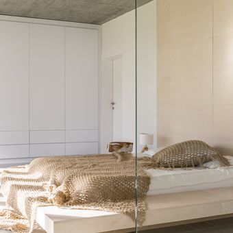 Ilustrasi penggunaan dinding kaca di kamar tidur. 