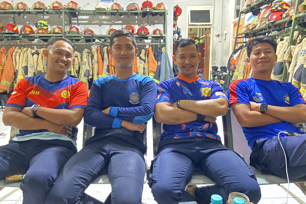 Petugas damkar DPKP Surabaya, Wilfran, Aziz, Elfanio, dan Viki saat ditemui Kompas.com, Kamis (26/11/2025).