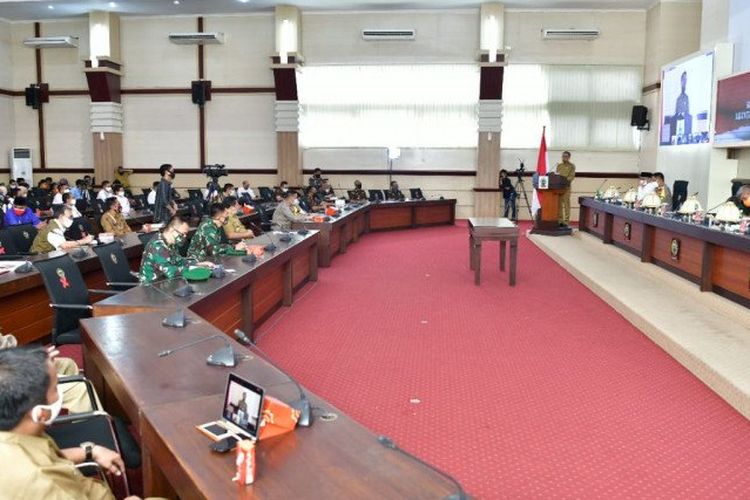 Rapat Koordinasi Pengawasan Daerah Akuntabilitas Percepatan Penanganan COVID-19 se Sulsel tahun 2020 di Ruang Rapat Pimpinan Kantor Gubernur Sulsel, Selasa (30/06/2020).