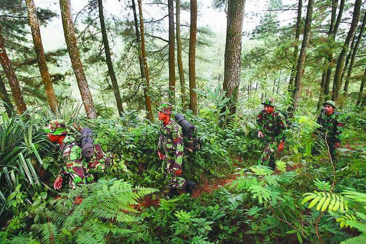 Prajurit TNI AD dari Yonif 315 Garuda mencari keberadaan pesawat TNI AU CASSA 2106 yang diduga hilang di Gunung Salak, Kabupaten Bogor, Jawa Barat, Jumat (27/6).  