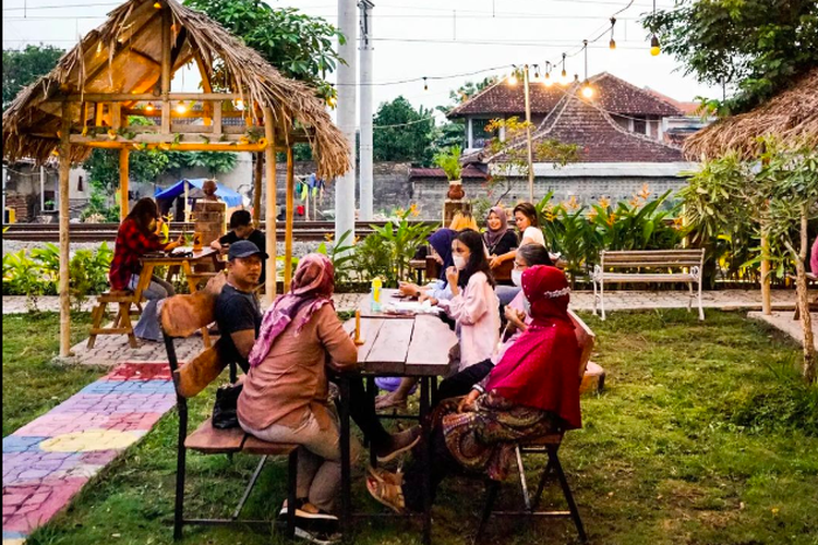 Lintas Senja, salah satu kafe di Yogyakarta dekat rel kereta api