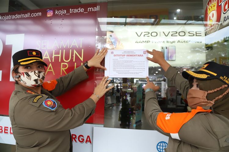 Satpol PP Kecamatan Koja segel Koja Trade Mall (KTM) karena kedapatan pelanggaran protokol kesehatan pada Kamis (7/1/2021).