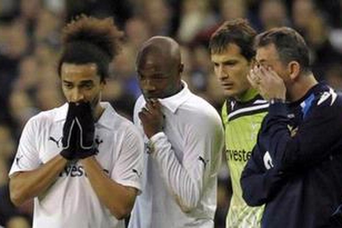 Ekspresi manajer Bolton, Owen Coyle (kanan), kiper Tottenham Carlo Cudicini (kedua dari kanan), bek William Gallas (ketiga dari kanan), dan bek Benoit Assou Ekotto, (keempat dari kanan), ketika menyaksikan bek Bolton, Fabrice Muamba (tidak tampak), mendapat pertolongan dari staf media kedua tim, setelah jatuh pingsan di tengah pertandingan perempat final Piala FA, di White Hart Lane, Sabtu (17/3/2012). 