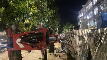 Truk Proyek Terbaring di Jalan Abdullah Syafii, Lalu Lintas Tebet Padat hingga Malam