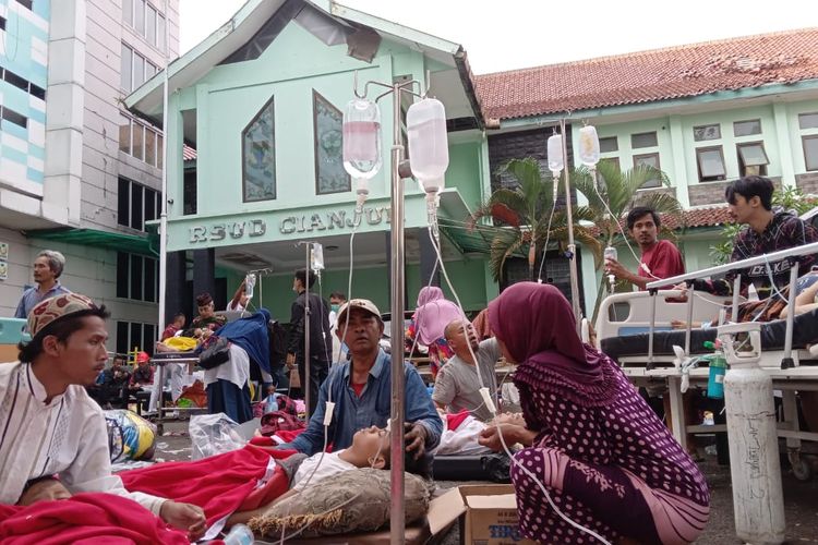 Suasana penanganan korban gempa Cianjur, Senin (21/11/2022). Banyaknya pasien membuat korban terpaksa dirawat di halaman RSUD Cianjur. 