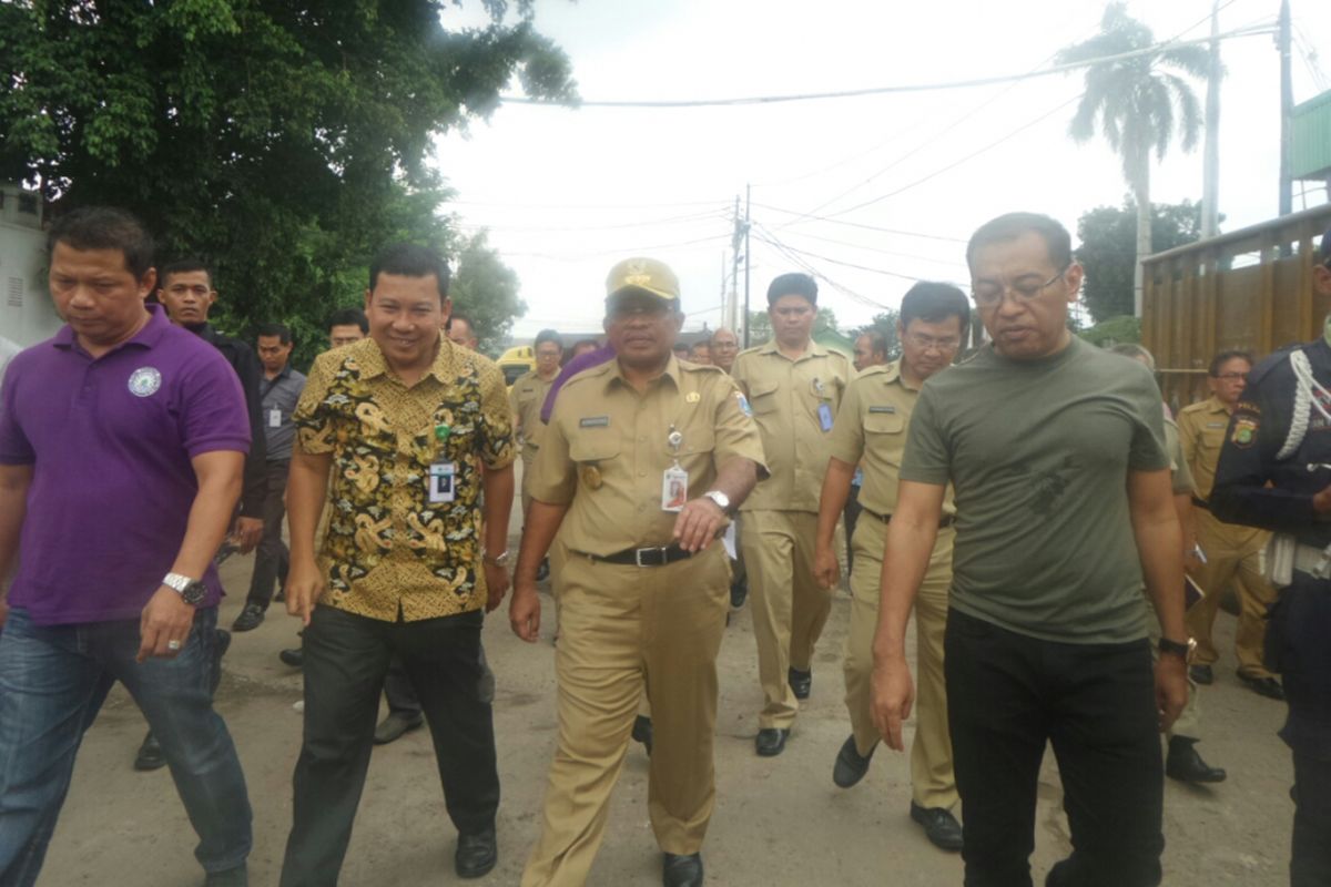 Plt Gubernur DKI Jakarta Sumarsono dan Dirut PT Food Stasion Tjipinang Arief Prasetio Adi melihat jalan yang rusak di sekitar Pasar Induk Beras Cipinang, Selasa (4/4/2017). 