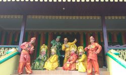 Traditional Dress Experience Tawarkan Sensasi Jadi Raja Melayu Sehari