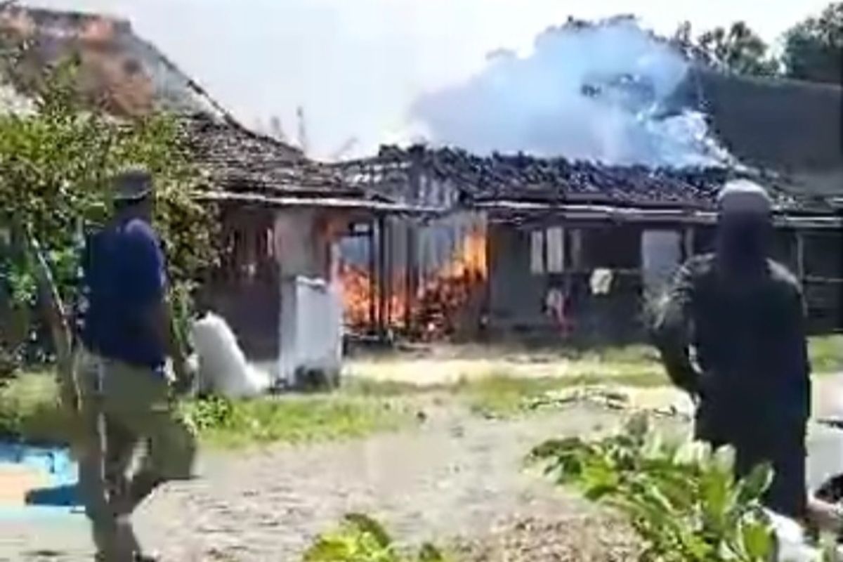 4 rumah milik Sukardi, Warga Desa Gayam, Kecamatan Gayam, Kabupaten Bojonegoro, Jawa Timur, Ludes terbakar saat ditinggal pemiliknya sedang memanen padi di sawah, Selasa (26/3/2024).