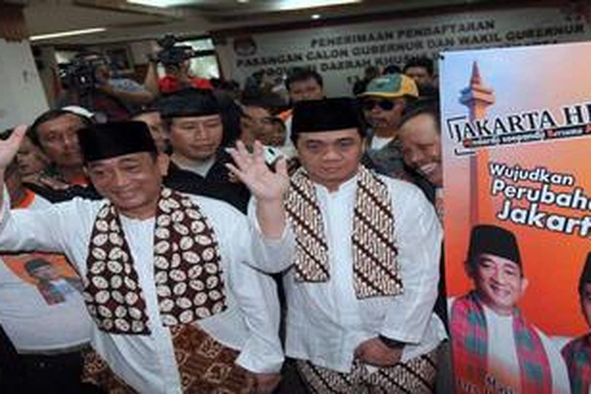 Pasangan bakal calon gubernur dan wakil gubernur DKI Jakarta, Hendardji Sopeandji (kiri) dan Riza Patria (kanan) usai mendaftar sebagai peserta pilkada DKI Jakarta di Kantor KPUD DKI Jakarta, Jakarta Pusat, Jumat (16/3/2012). Pasangan tersebut menjadi pasangan kedua yang mendaftar sebagai bakal cagub-cawagub DKI Jakarta.