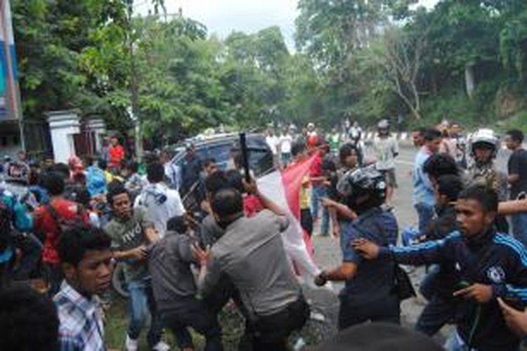 Ratusan mahasiswa Universitas Pattimura Ambon yang kembali memblokade ruas Jalan M Putuhena terlibat bentrok dengan aparat polisi, Kamis (20/11/2014). 