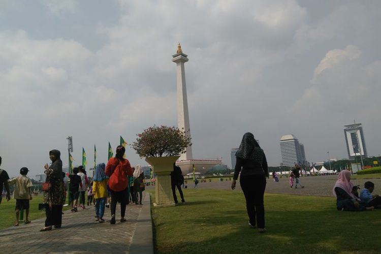 Monumen Nasional (Monas) menjadi destinasi wisata favorit warga Kota Jakarta dan bahkan dari luar daerah, Jakarta, Minggu (9/7/2017). Saat musim libur panjang, jumlah kunjungan bisa mencapai 10.000 pengunjung per hari.